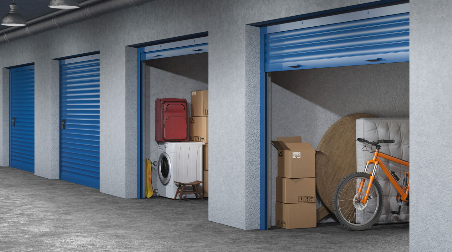 Intérieur propre d'un box de stockage à Lyon avec un vélo et des cartons soigneusement empilés, éclairé par une lumière LED blanche