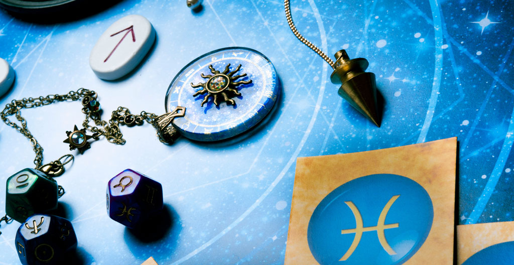 Trois outils de divination - tarot, sphere et carte celeste - representant les differentes pratiques